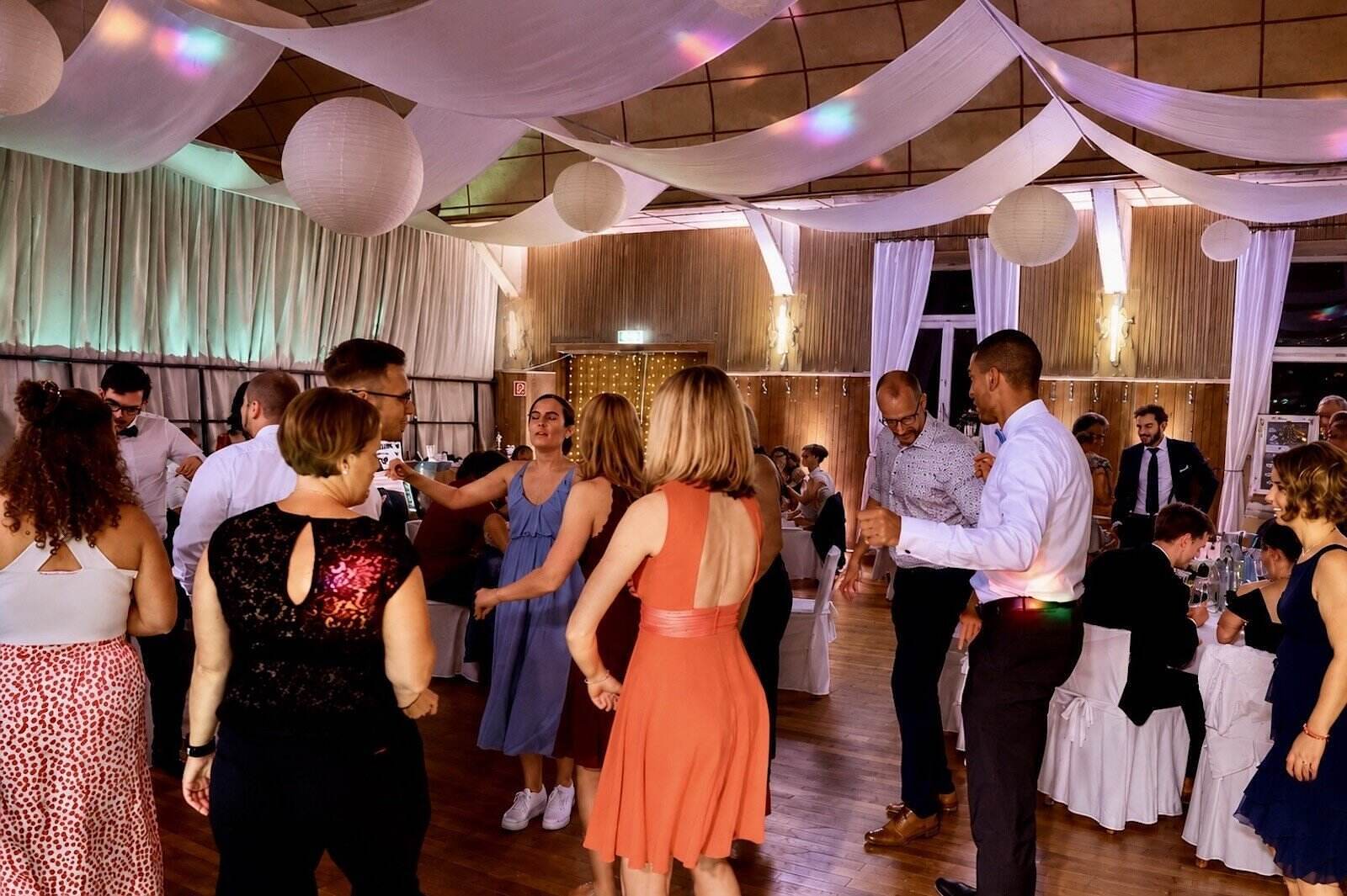Stimmungsvolle Hochzeitsparty im Landgasthaus Böß in Schwollen mit festlich dekoriertem Saal