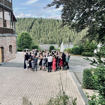 Fröhliche Hochzeitsgesellschaft beim Gruppenfoto im Marienhöh in Langweiler