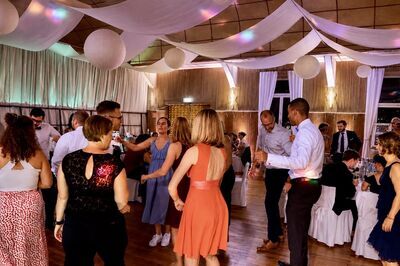 Stimmungsvolle Hochzeitsparty im Landgasthaus Böß in Schwollen mit festlich dekoriertem Saal