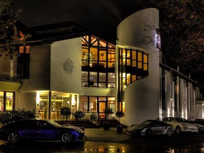 Nells Park Hotel in Trier bei Nacht mit stimmungsvoller Beleuchtung