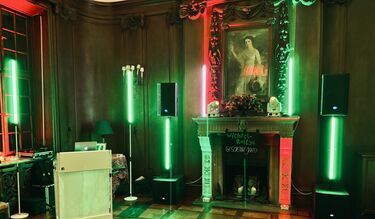 Mein Setup im Kaminzimmer von Schloss Saareck in Mettlach mit stilvollem Ambiente im historischen Schloss